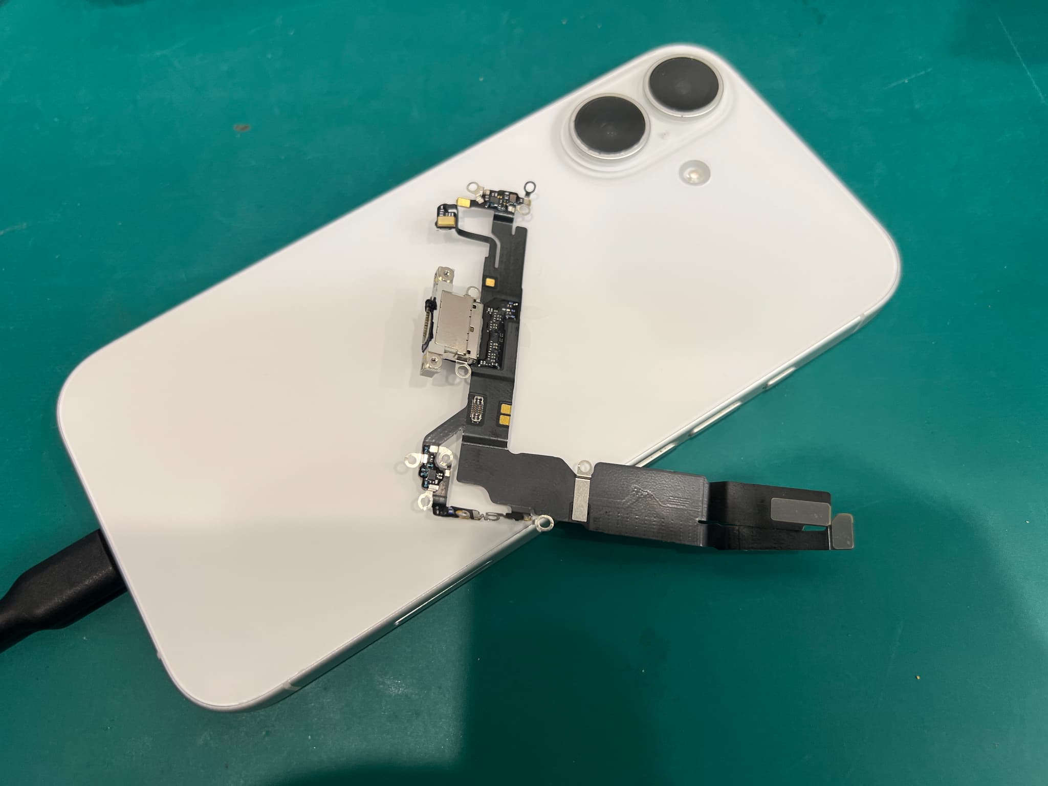 iPhone16で充電ができない！そんな時はスマホ修理工房ペリエ千葉店にお任せください！